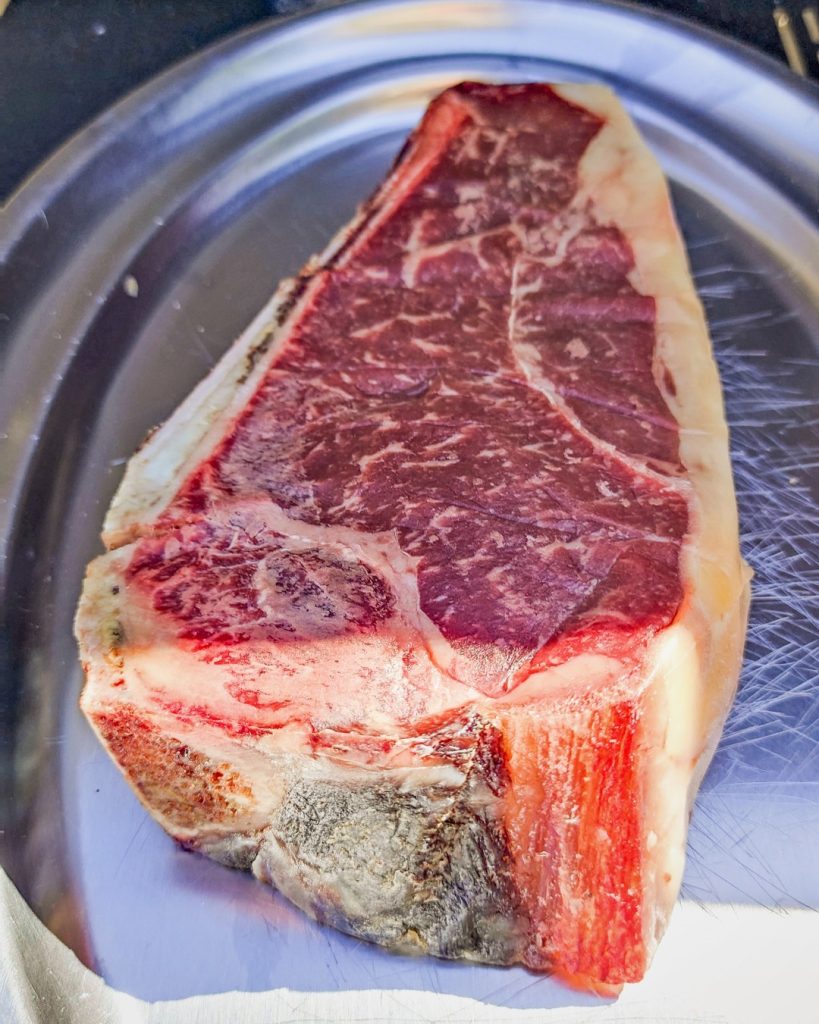 chuleton de lomo bajo preparado para la parrilla